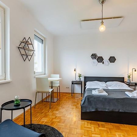 New With A View - Modern Studio Wien Exteriör bild