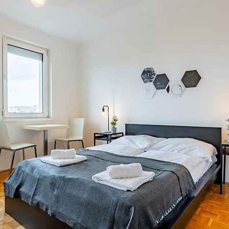 New With A View - Modern Studio Wien Exteriör bild
