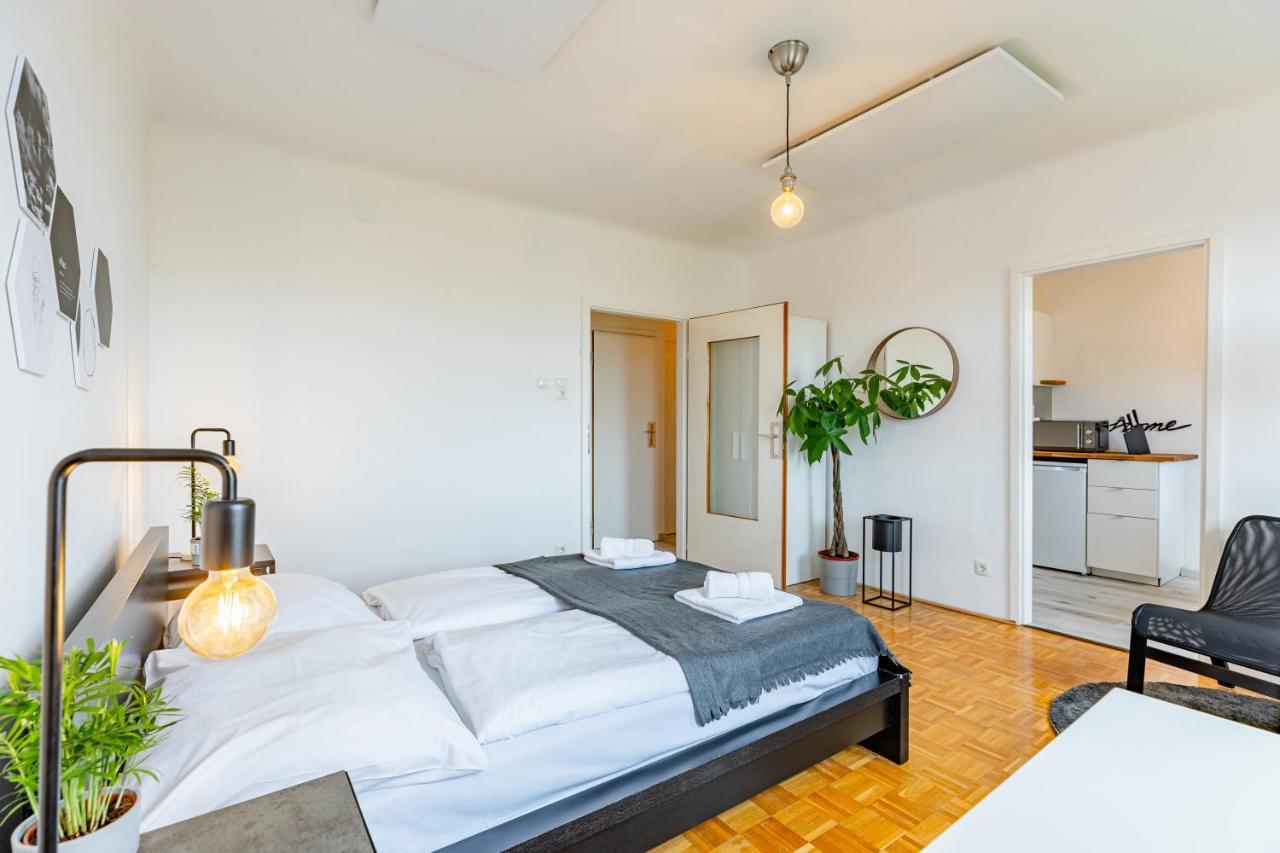 New With A View - Modern Studio Wien Exteriör bild
