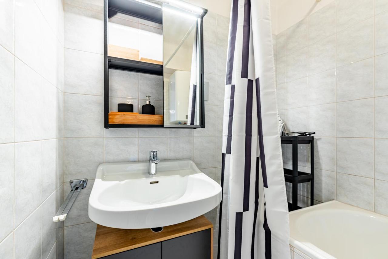 New With A View - Modern Studio Wien Exteriör bild